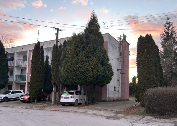 PREDANÝ! Nadštandardné bývanie v byte s vlastnou záhradou, garážou aj vonkajším parkovacím miestom