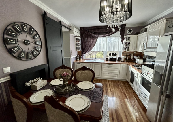 PREDANÝ! Nadštandardné bývanie v byte s vlastnou záhradou, garážou aj vonkajším parkovacím miestom