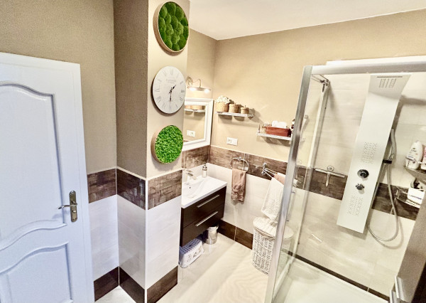 PREDANÝ! Nadštandardné bývanie v byte s vlastnou záhradou, garážou aj vonkajším parkovacím miestom