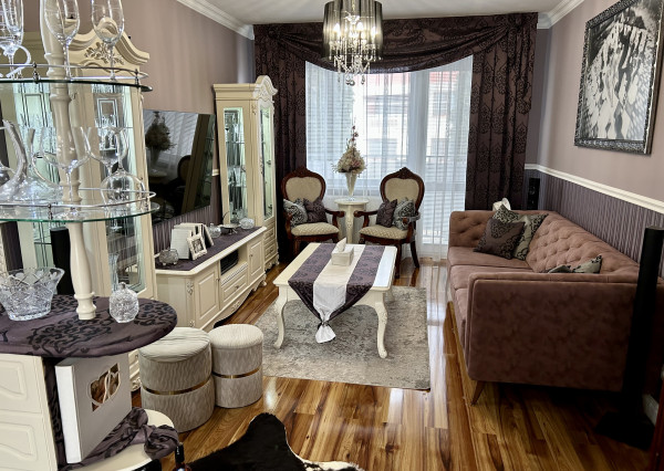 PREDANÝ! Nadštandardné bývanie v byte s vlastnou záhradou, garážou aj vonkajším parkovacím miestom