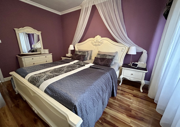 PREDANÝ! Nadštandardné bývanie v byte s vlastnou záhradou, garážou aj vonkajším parkovacím miestom