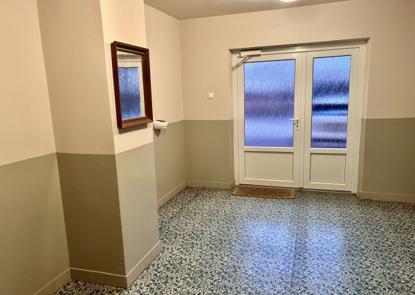 PREDANÝ! Nadštandardné bývanie v byte s vlastnou záhradou, garážou aj vonkajším parkovacím miestom