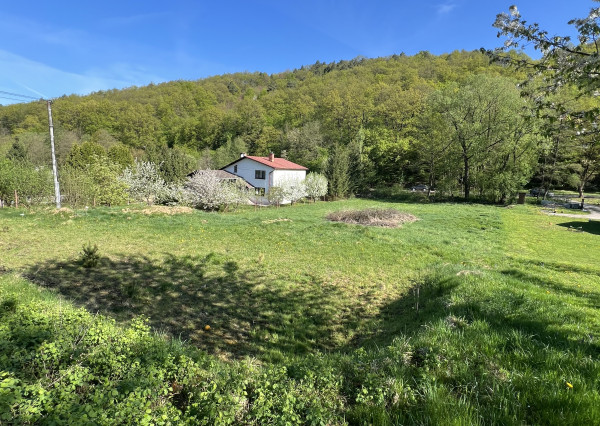 Na predaj krásny, slnečný, stavebný pozemok so stavebným povolením priamo pri lese s potokom v obci Ladce - Horné Ladce.