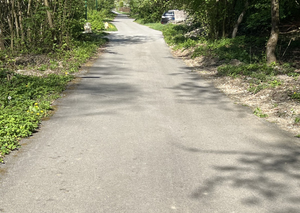 Na predaj krásny, slnečný, stavebný pozemok so stavebným povolením priamo pri lese s potokom v obci Ladce - Horné Ladce.