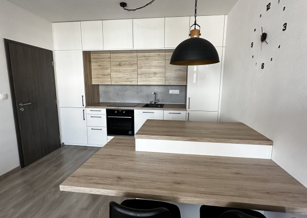 Prenájom zariadeného 2 izbového bytu, Zlatovská ulica