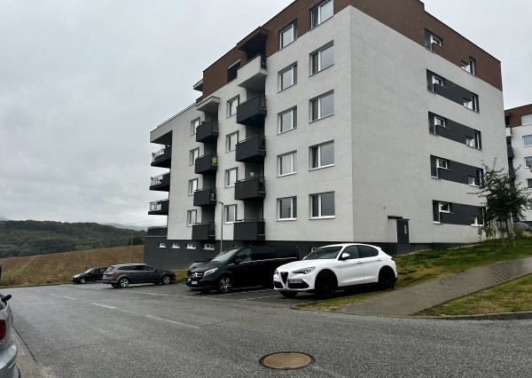 Predaj útulného zariadeného 3-izb. bytu s veľkou terasou