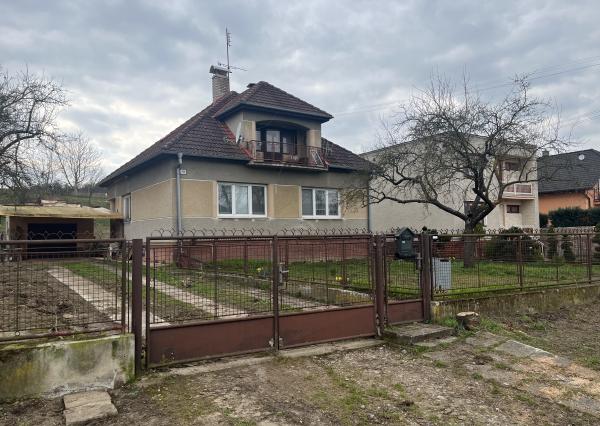 Rodinný dom v Trenčianskych Stankovciach na rovinatom pozemku 25x60m