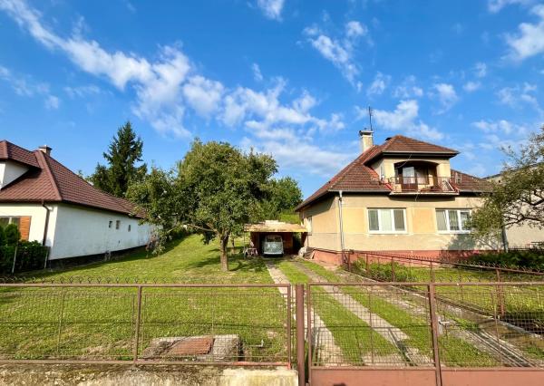 Rodinný dom v Trenčianskych Stankovciach na rovinatom pozemku 25x60m