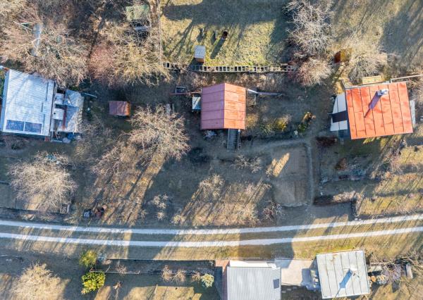 Na predaj rekreačná chatka so súkromným pozemkom v Beckove.