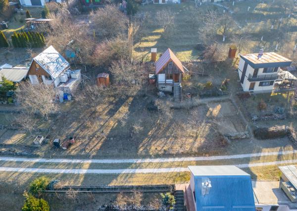 Na predaj rekreačná chatka so súkromným pozemkom v Beckove.