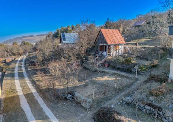 Na predaj rekreačná chatka so súkromným pozemkom v Beckove.