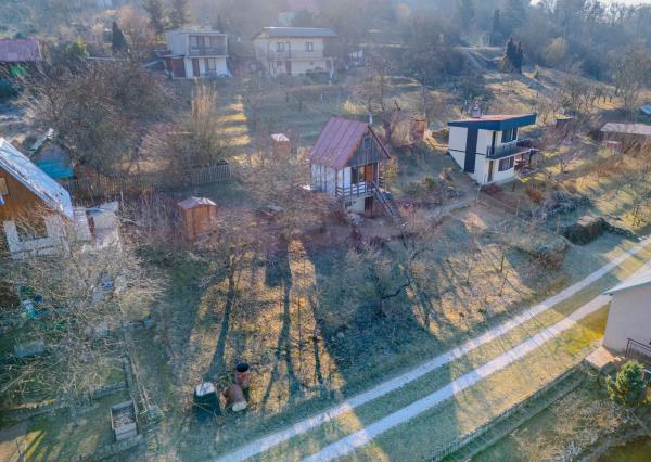 Na predaj rekreačná chatka so súkromným pozemkom v Beckove.