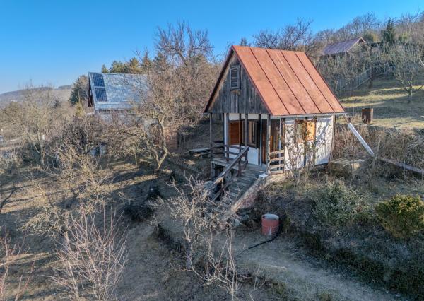 Na predaj rekreačná chatka so súkromným pozemkom v Beckove.