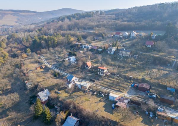 Na predaj rekreačná chatka so súkromným pozemkom v Beckove.