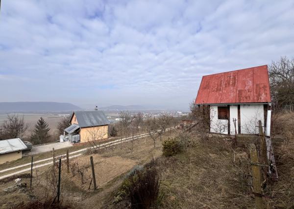 Na predaj rekreačná chatka so súkromným pozemkom v Beckove.