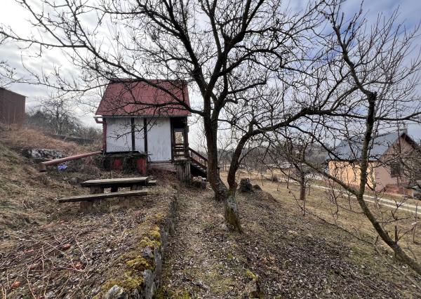 Na predaj rekreačná chatka so súkromným pozemkom v Beckove.