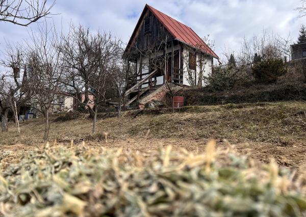 Na predaj rekreačná chatka so súkromným pozemkom v Beckove.