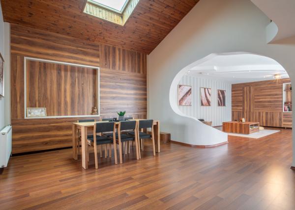 Na predaj dvojgeneračný rodinný dom s jedinečným interiérom v Lozorne