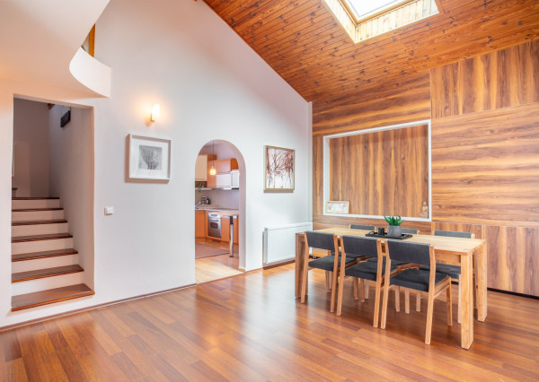 Na predaj dvojgeneračný rodinný dom s jedinečným interiérom v Lozorne