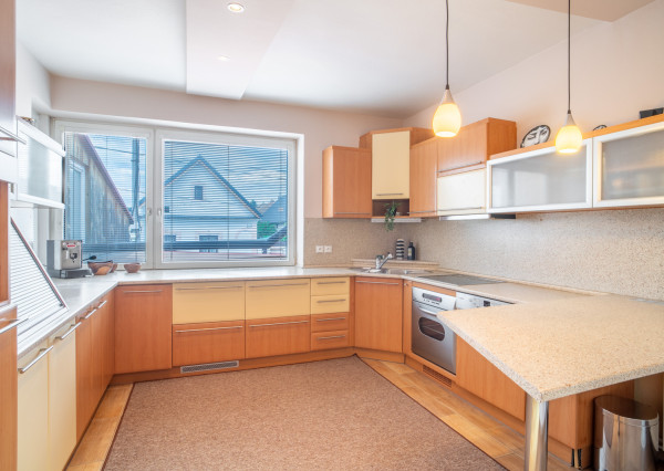 Na predaj dvojgeneračný rodinný dom s jedinečným interiérom v Lozorne