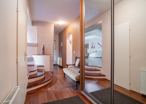 Na predaj dvojgeneračný rodinný dom s jedinečným interiérom v Lozorne