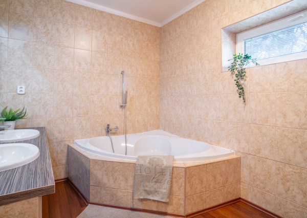 Na predaj dvojgeneračný rodinný dom s jedinečným interiérom v Lozorne