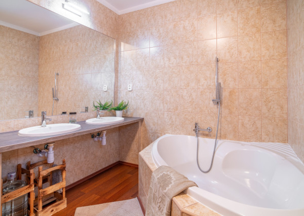 Na predaj dvojgeneračný rodinný dom s jedinečným interiérom v Lozorne