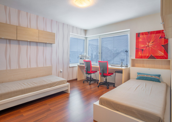 Na predaj dvojgeneračný rodinný dom s jedinečným interiérom v Lozorne