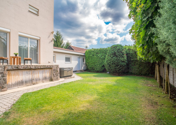 Na predaj dvojgeneračný rodinný dom s jedinečným interiérom v Lozorne