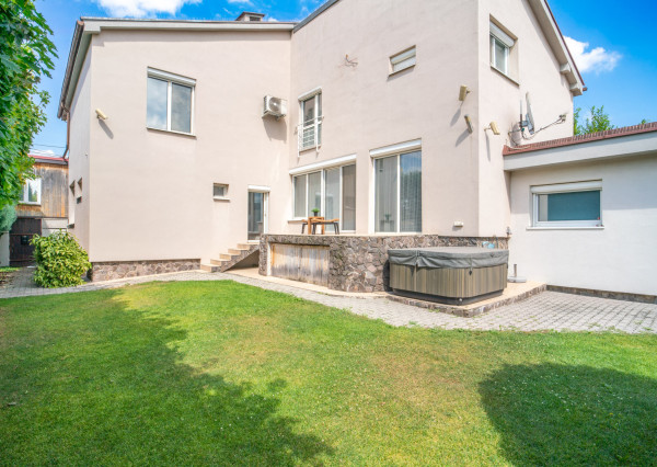 Na predaj dvojgeneračný rodinný dom s jedinečným interiérom v Lozorne