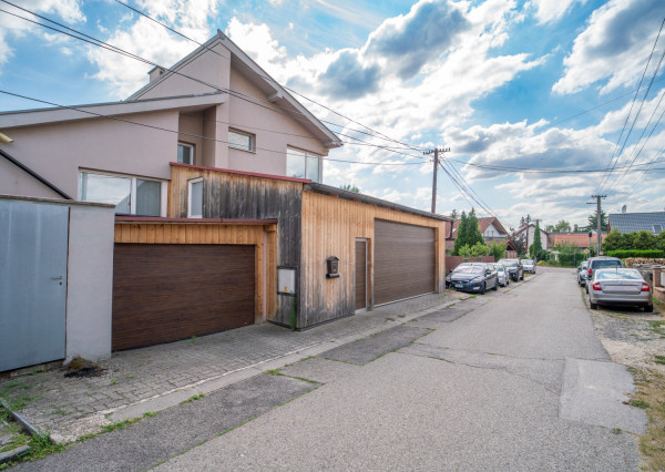 Na predaj dvojgeneračný rodinný dom s jedinečným interiérom v Lozorne