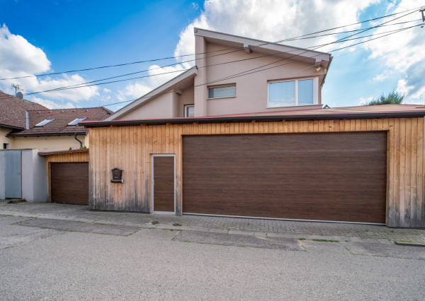 Na predaj dvojgeneračný rodinný dom s jedinečným interiérom v Lozorne