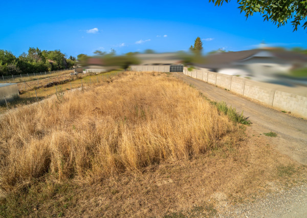 Na predaj slnečný pozemok neďaleko Malaciek vhodný na výstavbu rodinného domu