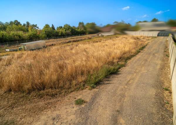 Na predaj slnečný pozemok neďaleko Malaciek vhodný na výstavbu rodinného domu