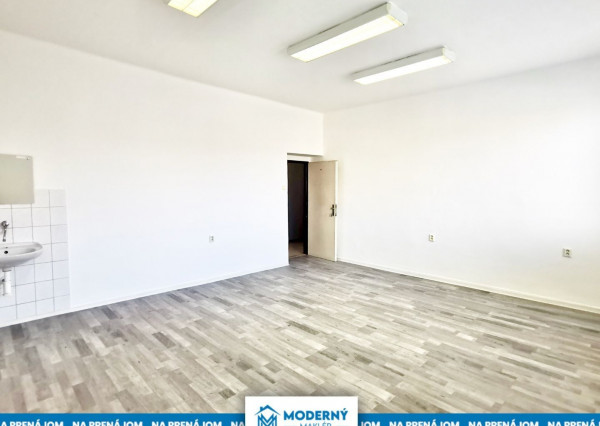 Na prenájom administratívny priestor o výmere 23,8m2 v Stupave – AB17