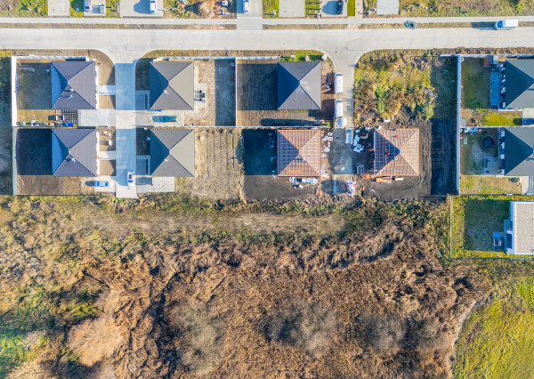 Na predaj rovinaté pozemky vhodné na výstavbu rodinných domov obci Malé Leváre