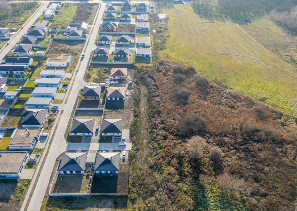 Na predaj rovinaté pozemky vhodné na výstavbu rodinných domov obci Malé Leváre