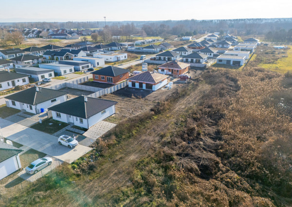 Na predaj rovinaté pozemky vhodné na výstavbu rodinných domov obci Malé Leváre