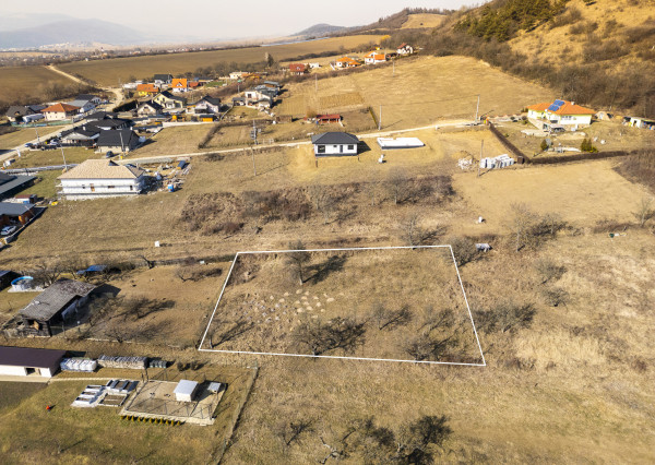 Na predaj veľkorysý pozemok v obci Šarišské Sokolovce