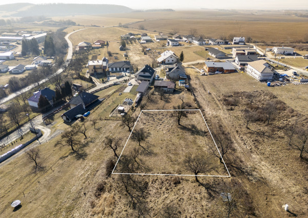 Na predaj veľkorysý pozemok v obci Šarišské Sokolovce