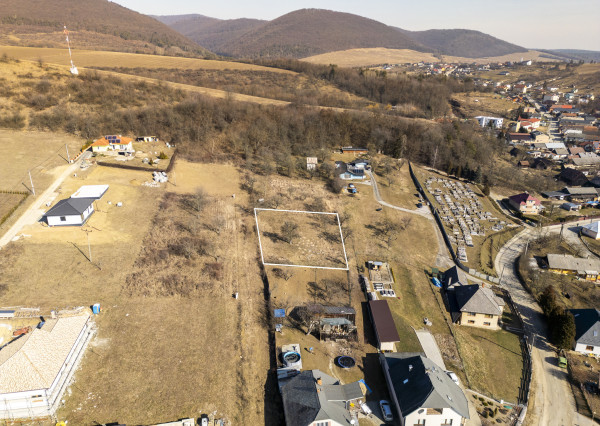 Na predaj veľkorysý pozemok v obci Šarišské Sokolovce