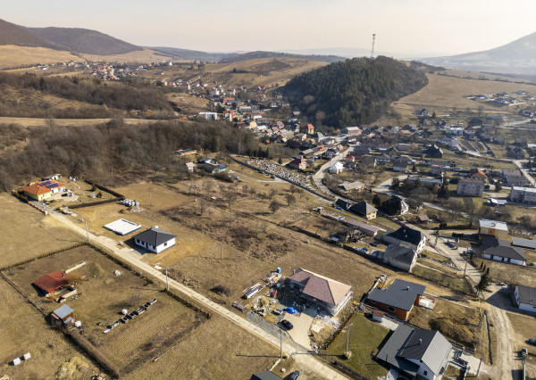 Na predaj veľkorysý pozemok v obci Šarišské Sokolovce