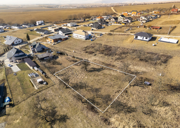 Na predaj veľkorysý pozemok v obci Šarišské Sokolovce