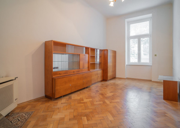 Na predaj priestranný 2,5-izbový byt v historickej budove Starého Mesta