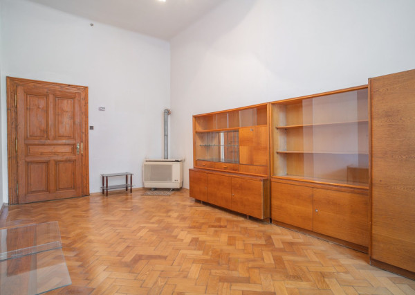 Na predaj priestranný 2,5-izbový byt v historickej budove Starého Mesta