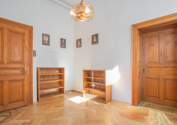 Na predaj priestranný 2,5-izbový byt v historickej budove Starého Mesta