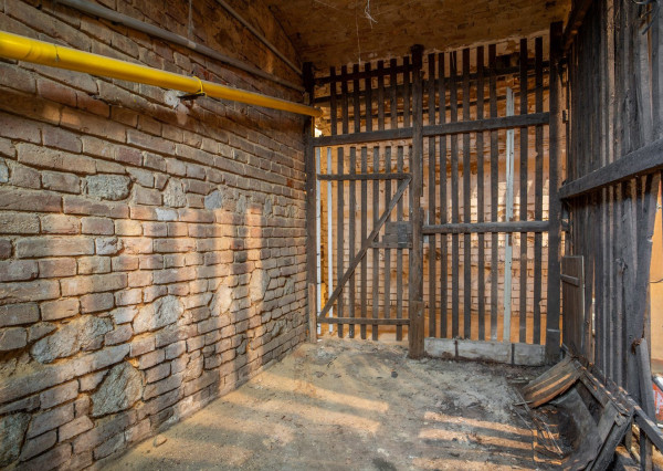 Na predaj priestranný 2,5-izbový byt v historickej budove Starého Mesta