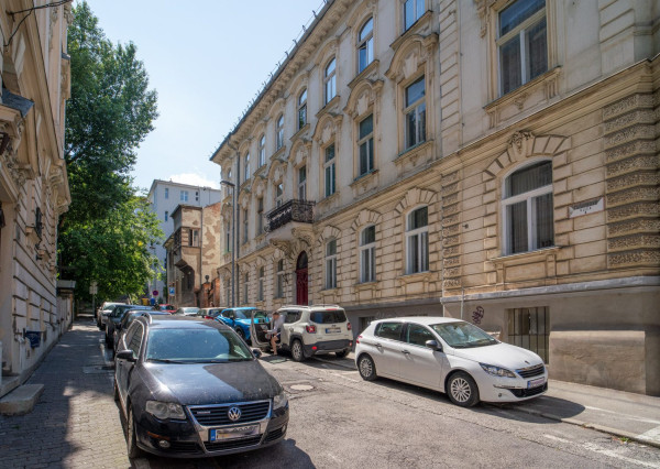 Na predaj priestranný 2,5-izbový byt v historickej budove Starého Mesta