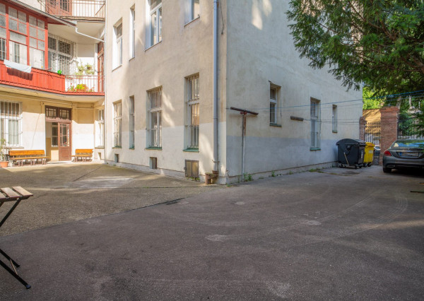 Na predaj priestranný 2,5-izbový byt v historickej budove Starého Mesta