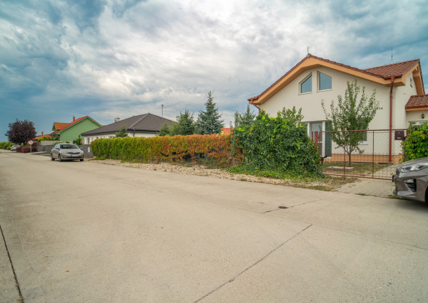 Na predaj príjemný 4-izbový rodinný dom v Lehniciach